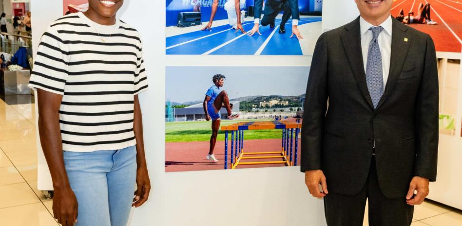 Marileidy recorre exposición fotográfica que rinde homenaje a su trayectoria
