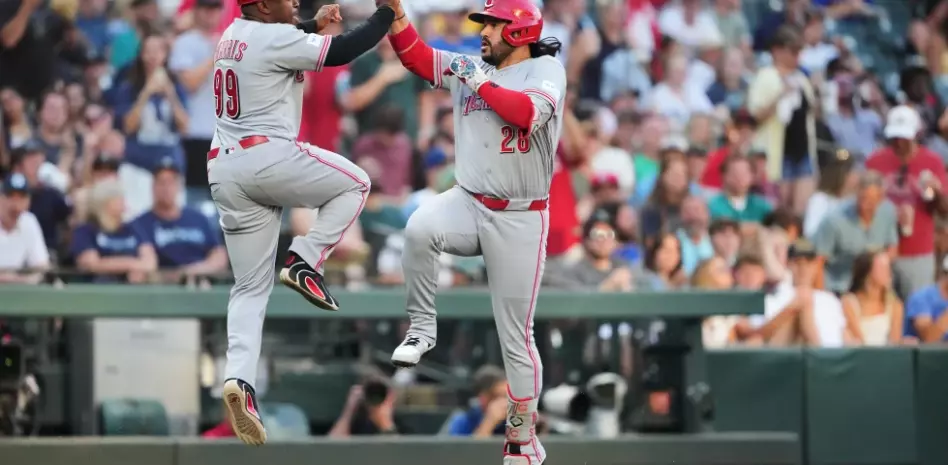 Suárez y Elly De La Cruz batean jonrones, Rojos se imponen 4-2 a Marineros