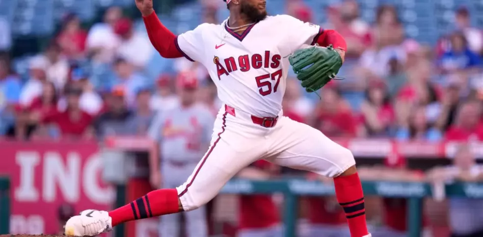 Walbert Ureña conduce a los Angelinos hacia triunfo sobre los Cardenales