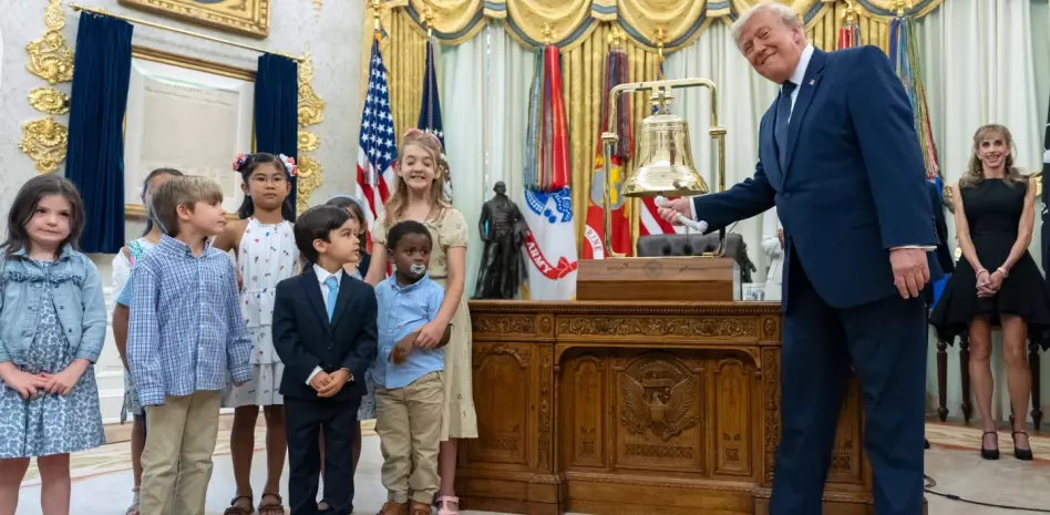 Cuentas Trump: mientras el presidente las promociona, familias aún esperan los $1,000 para su bebé