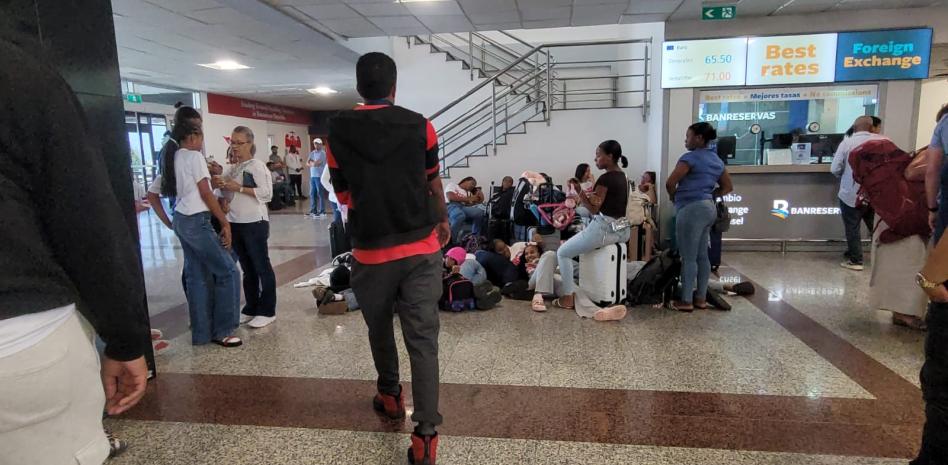 Delegación infantil del Club Calero queda varada en AILA tras cancelación de vuelo de JetBlue
