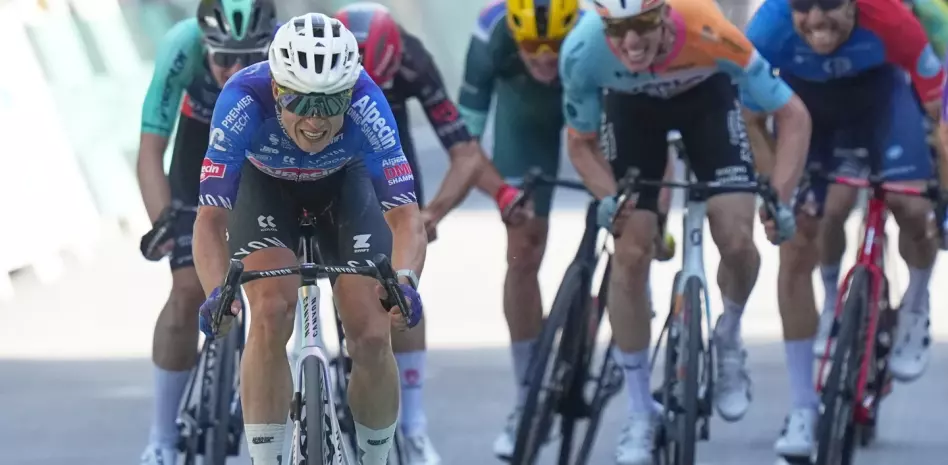 Philipsen gana la etapa 17, Pogačar protege el liderato del Tour de Francia