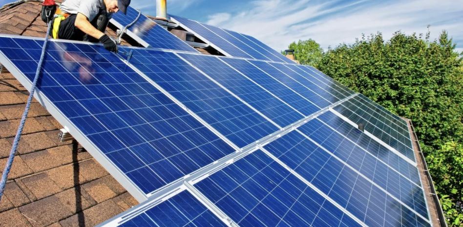 El IEUASD pide revisar el cobro por uso de red a los pequeños generadores solares