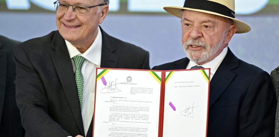 Entra en vigor arancel de EE.UU. contra Brasil