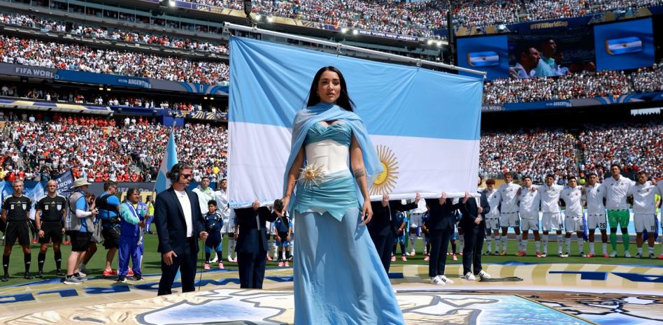 María Becerra ondea la bandera de Argentina en su concierto en España tras la final del Mundial
