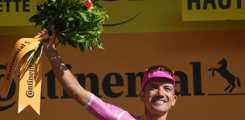 Carapaz remata con clase y gana la 18va etapa del Tour de Francia