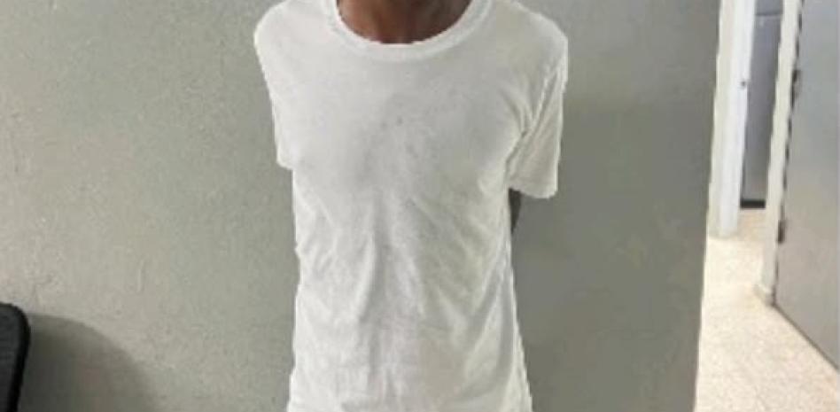 Policía activa búsqueda de hombre acusado de obligar a una adolescente ingerir una sustancia tóxica