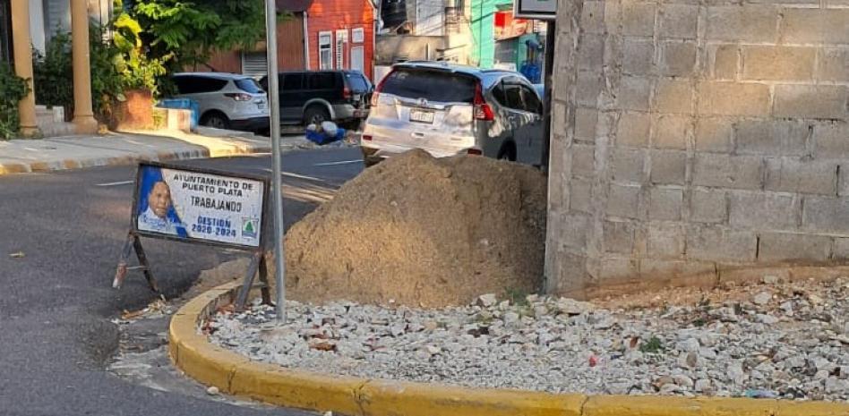 Denuncian que reparación aceras y contenes en centro histórico de Puerto Plata lleva un ritmo lento