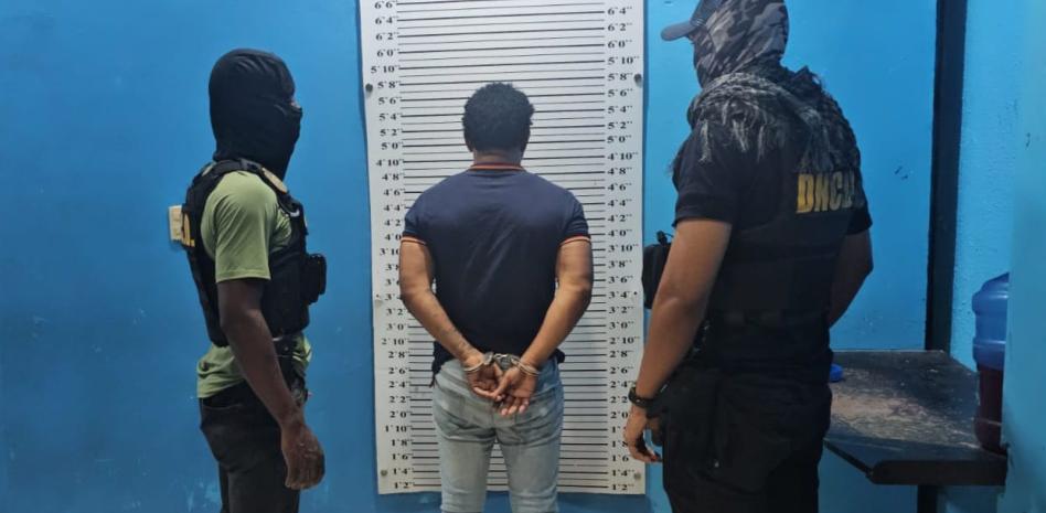 Arrestan en La Romana a hombre vinculado a droga incautada en gallera de la autopista Duarte