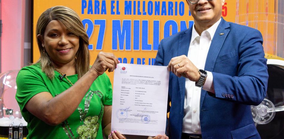 LEIDSA entrega certificado a dominicana residente en España ganadora de 27 millones