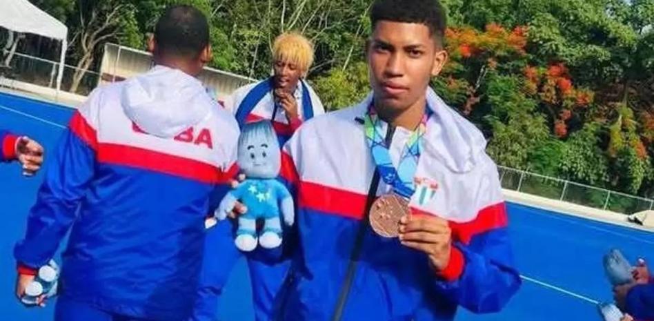 Deserta atleta cubano antes de la inauguración de los Juegos Centroamericanos