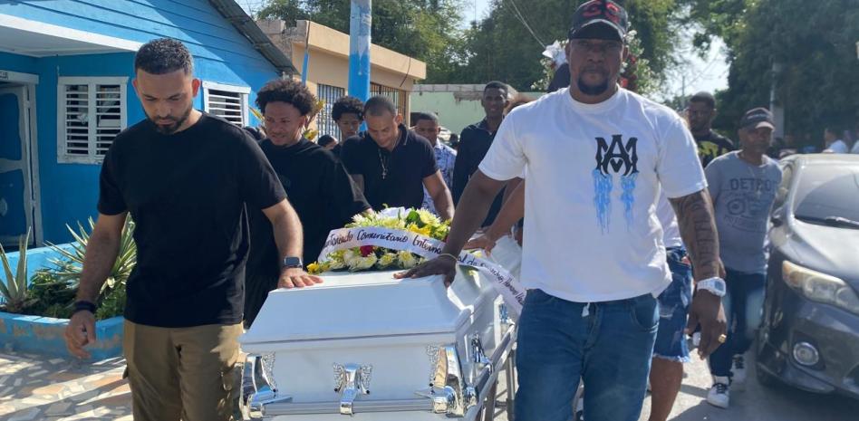 En medio de dolor y clamor de justicia sepultan restos hijo de periodista en Bahoruco