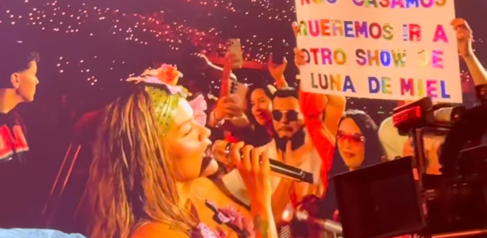Karol G inicia su gira en Chicago y regala viaje para su concierto en París a recién casados
