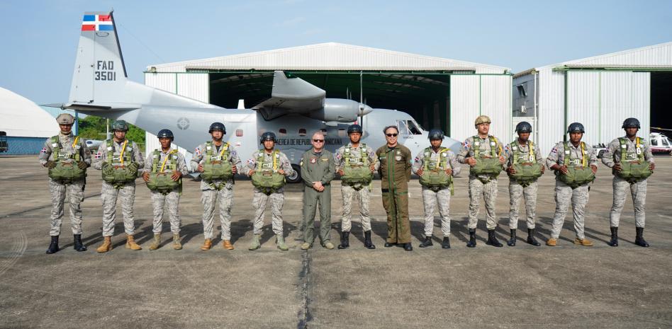 Fuerza Aérea obtiene nuevos sistemas de paracaídas para fortalecer operaciones de fuerzas especiales