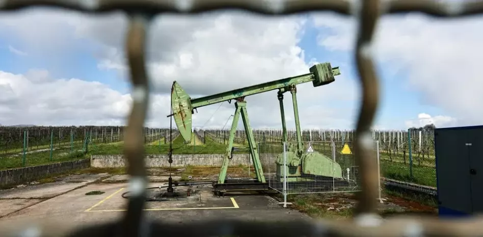 El petróleo sube casi un 34 % desde que empezó la guerra en Irán y roza los 97 dólares