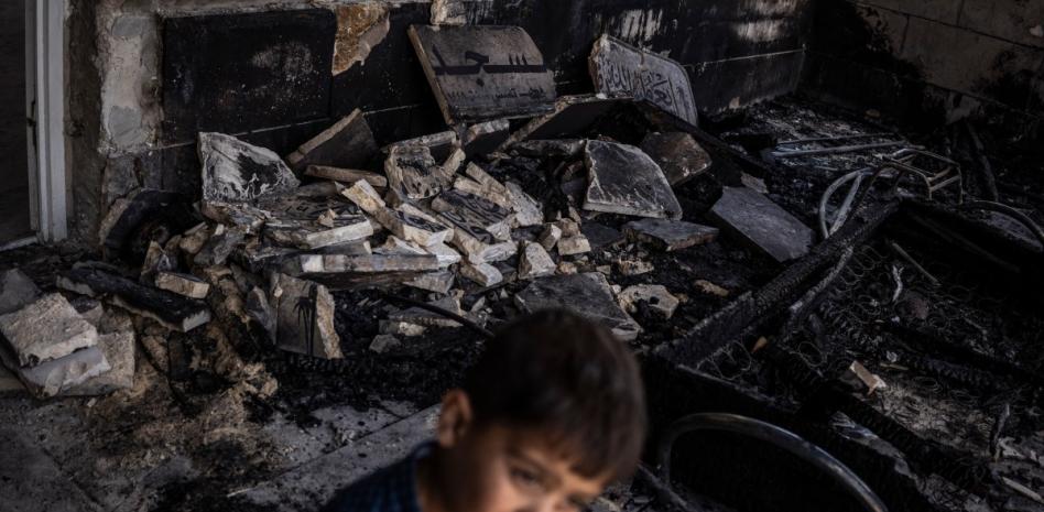 Autoridades palestinas denuncian que colonos israelíes incendiaron dos mezquitas en Cisjordania