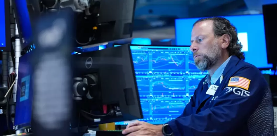 Acciones en Wall Street suben y los precios del petróleo caen un 5%