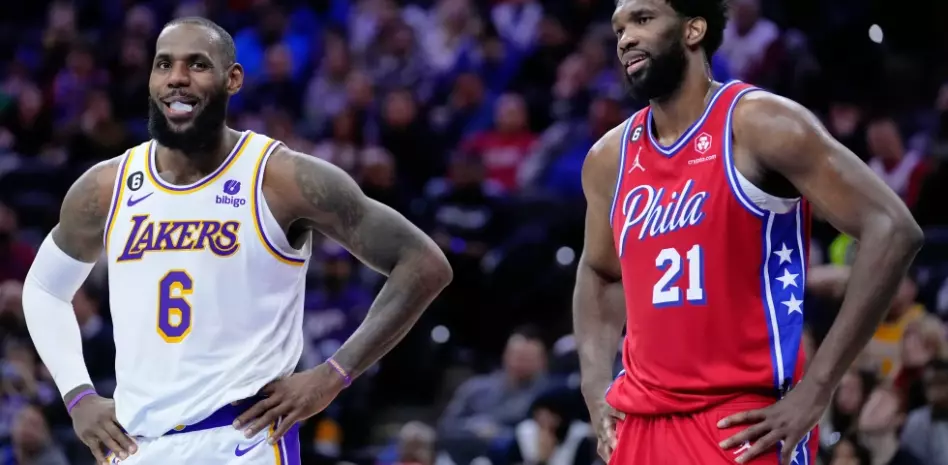 Sixers celebran la llegada de LeBron James con una foto de coronación