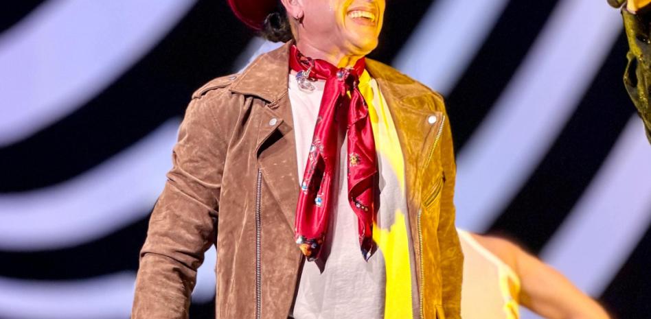 Elvis Crespo revela que puede retirarse con la cantidad de dinero que ha generado “Suavemente”