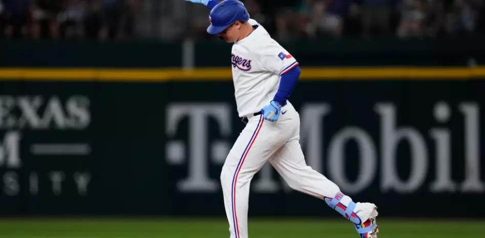 Pederson batea dos de cuatro jonrones de Rangers en el triunfo ante los Marineros