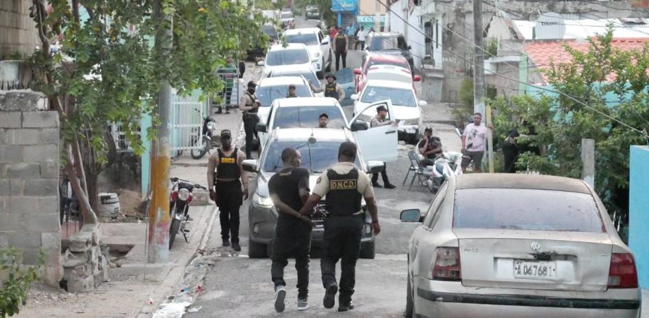 DNCD ocupa drogas y apresa a 19 personas durante operativos en Santo Domingo Norte