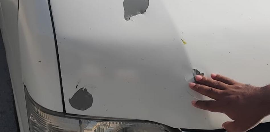 Detienen a enajenado por apedrear en la Circunvalación de Baní