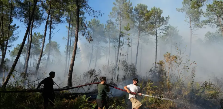 Francia ordena la evacuación de 4.000 personas más mientras los incendios avanzan