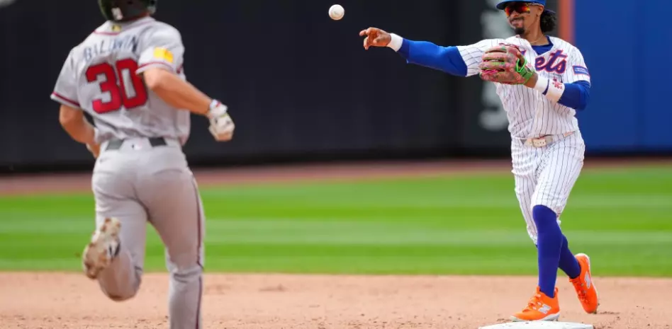 Mets vencen 3-2 a Bravos, Benge rompe empate con un doblete