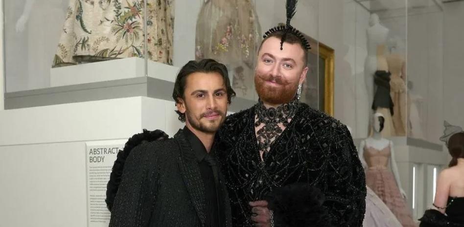 Sam Smith anuncia su compromiso con Christian Cowan tras años de relación