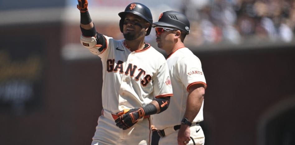 Luis Arraez dispara cuatro hits y los Gigantes le dan paliza a los Cerveceros
