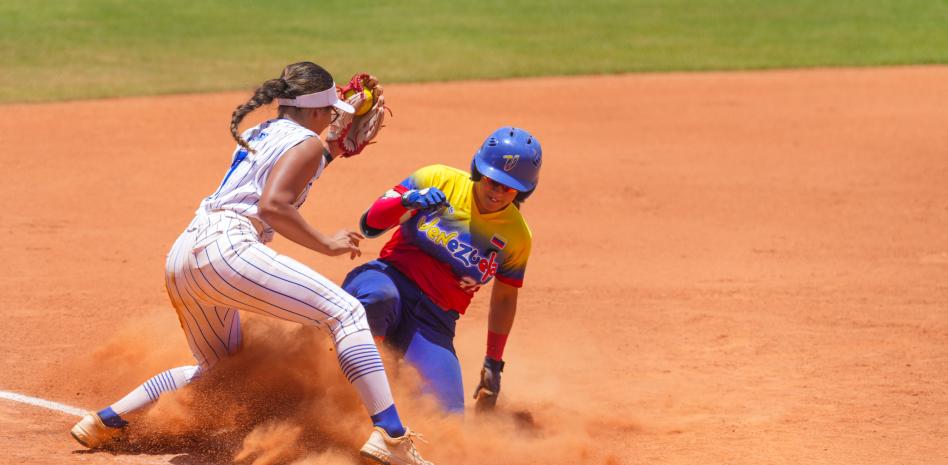 Venezuela noquea a El Salvador en un partido por posicionamiento en softbol femenino