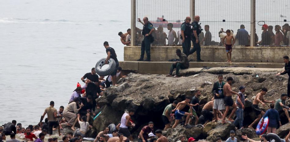 Miles de marroquíes cruzan la frontera en masa para entrar a España