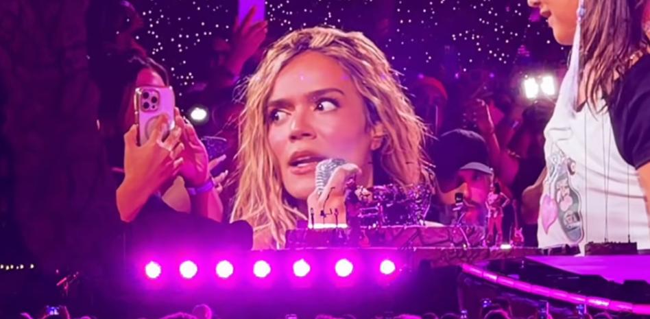 Niña le dice a Karol G que su canción favorita es “Dai Dai” de Shakira en pleno concierto