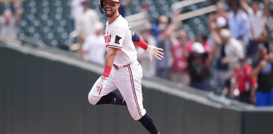 Kody Clemens batea grand slam y los Mellizos dejan en el terreno a los Reales