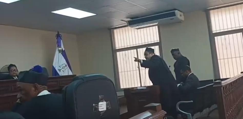 Corte decidirá en agosto si revoca permiso laboral a exembajador condenado por violación de hijastra