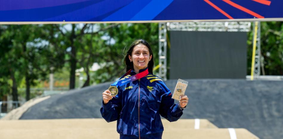 Valentina Muñoz lidera el dominio colombiano en el BMX Racing femenino