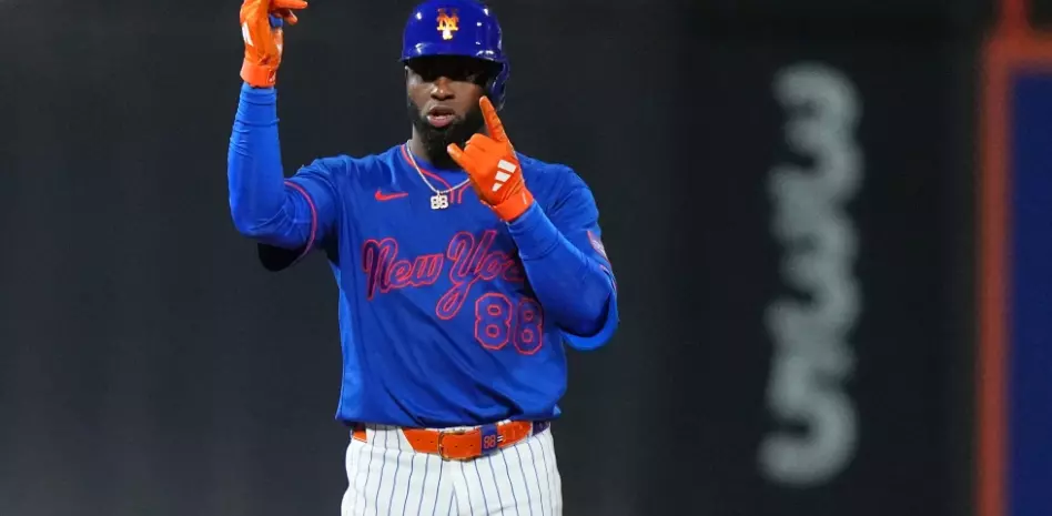 Robert remolca dos con sencillo en la octava y los Mets derrotan a los Marlins