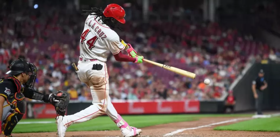 Elly de la Cruz conecta tres dobles, anota en la 9na. y los Rojos superan a Piratas