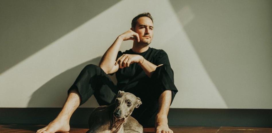 Cantante de Reik crea fundación para salvar animales tras la muerte de su inseparable perrito