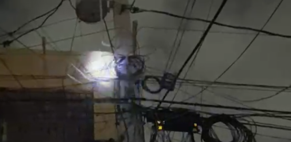 En Capotillo tienen que "resetear" un transformador averiado para recuperar la energía eléctrica