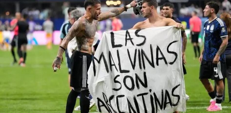 Un cartel de Malvinas en el Mundial desata fiebre cultural en Argentina