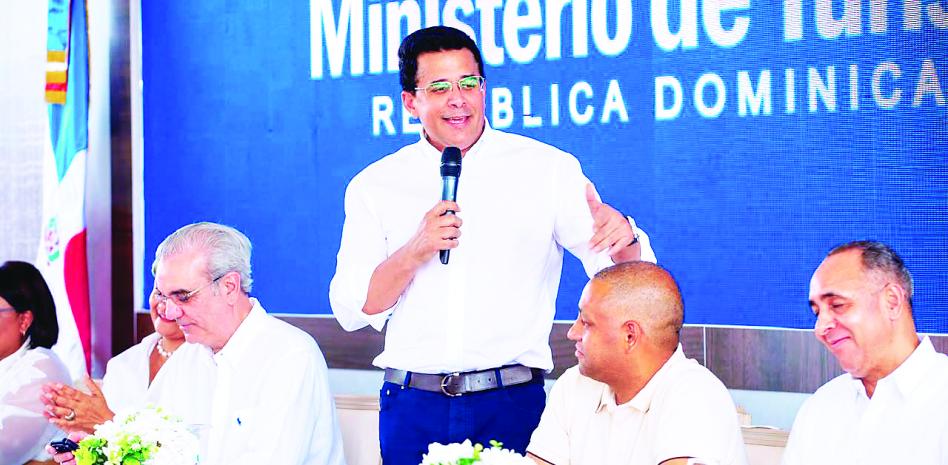 Abinader y Collado entregan remozada playa El Faro en SPM