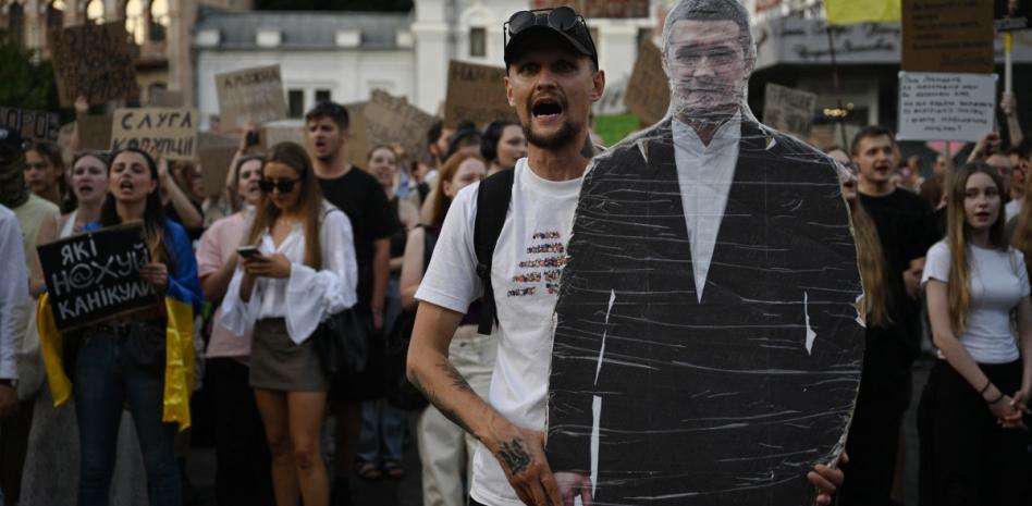 Miles protestan en Kiev para pedir el regreso del exministro de Defensa de Ucrania