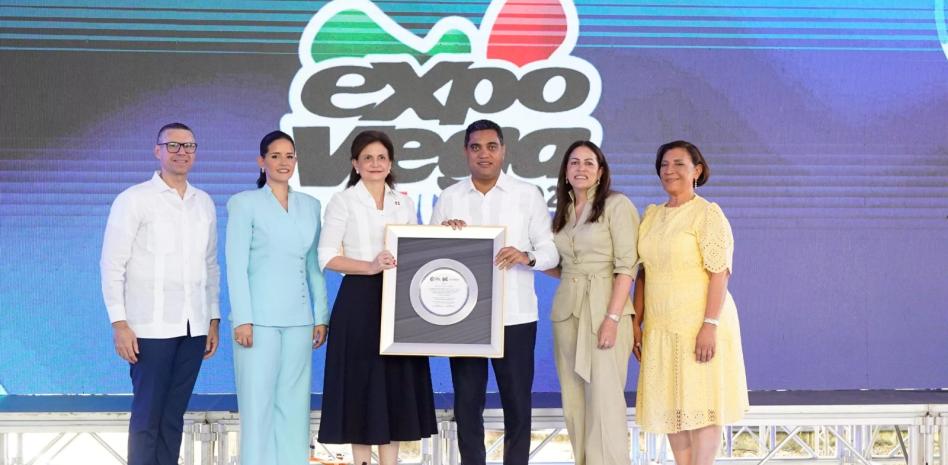 Otorgan máxima distinción a Kelvin Cruz en la Expo La Vega Real 2026