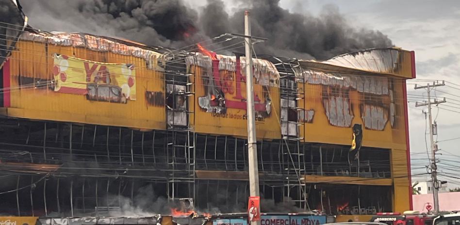 Incendio de gran magnitud afecta a L & R Comercial en autopista Las Américas