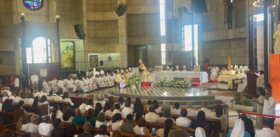 Abinader acompaña a la comunidad católica de La Vega en la toma de posesión de su nuevo obispo