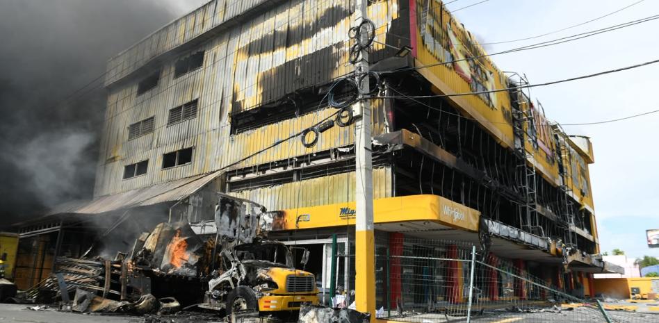 Incendio en L&R Comercial en Santo Domingo Este provoca congestionamiento en Las Américas