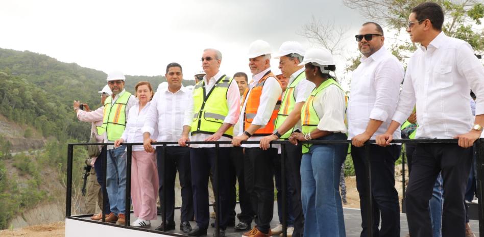 Abinader supervisa el avance de la presa de Guaigüí en La Vega