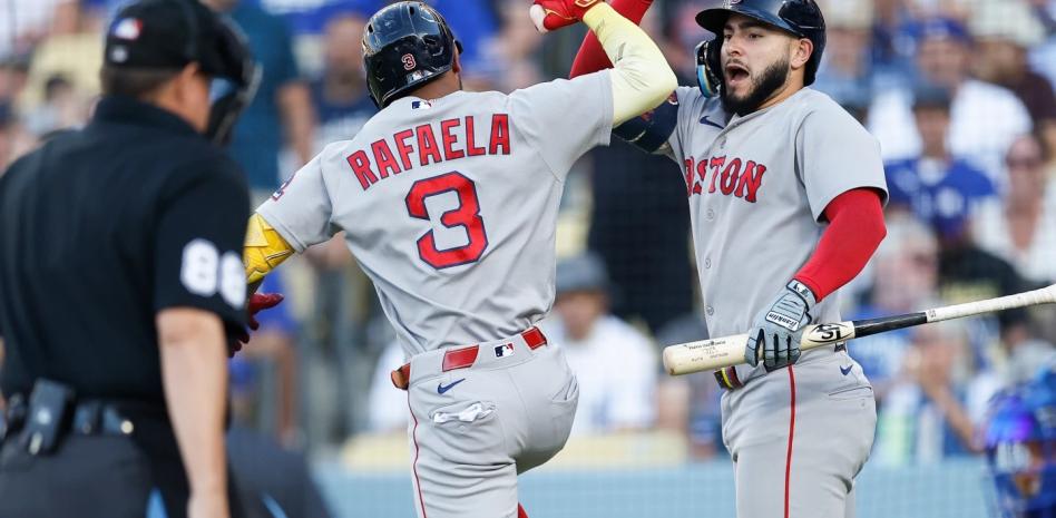 Rafaela da 2 HRS y Boston supera Yamamoto y a los Dodgers