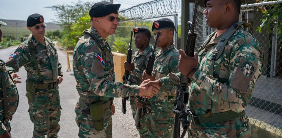 Comandante del Ejército supervisa puestos fronterizos e inaugura un nuevo helipuerto